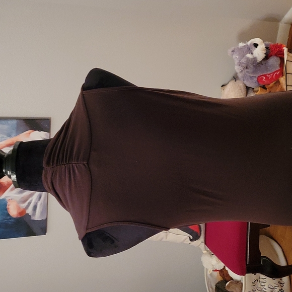 Brown form fitting sleeveless top - Picture 3 of 4